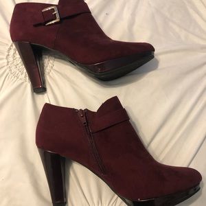 LIKE NEW SEUDE BURGUNDY PLATFORM BOOTIES